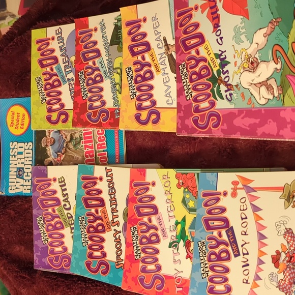 Scooby-Doo! Book Bundle of 8 Mysteries Plus bonus book of Student World Records! - Picture 2 of 16